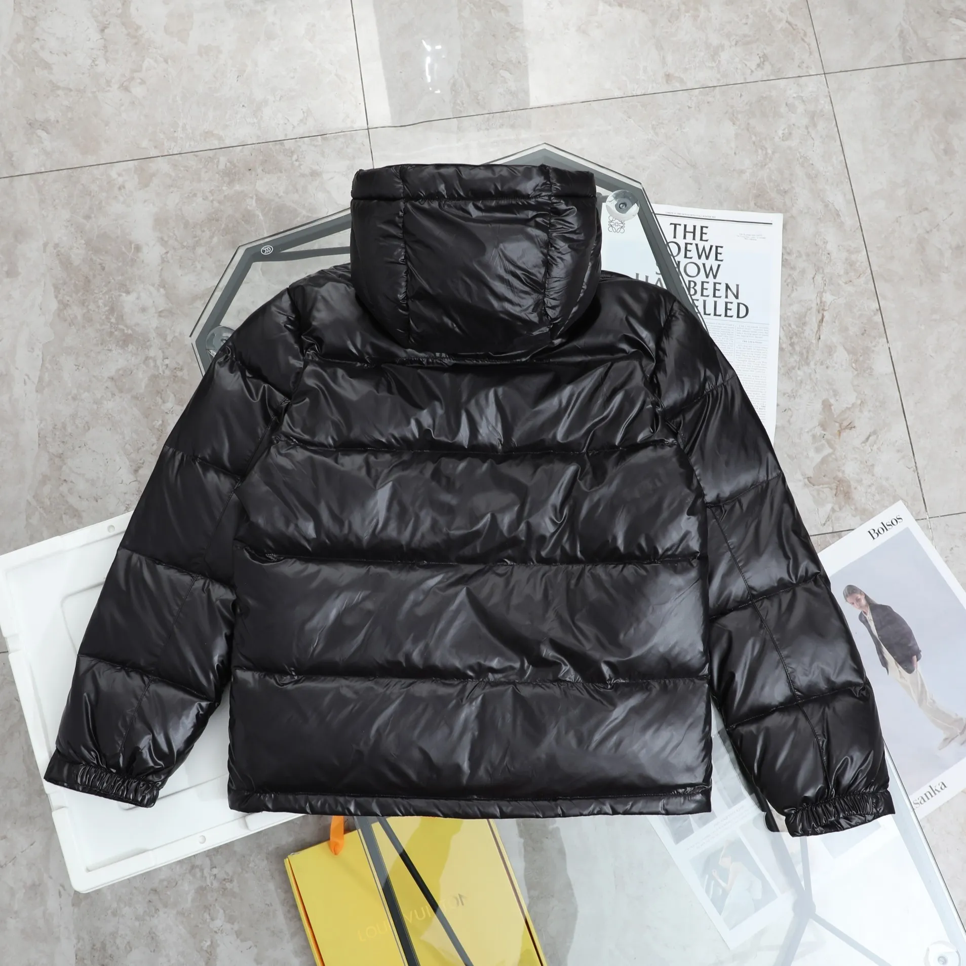 🅿️940 Rah Lauren glossy "exclusive production" top version is new - Rah Lauren Rah's unisex style - Rah has gone crazy on the upper body of major Internet celebrities this year. The fabric has a double-layer shin feel and is full of weight! It's not as heavy as a regular jacket, and the ordinary cotton material feels really different. This one is super comfortable, soft and stylish, and has a green plaid interior that has a retro movie fashion feel to it! √Original custom-made 40D level four waterproof fabric, waterproof and anti-static fabric, exclusively using the original single-layer fabric method. The use of single-layer fabric has tested that the fabric and down must meet the standards to prevent velvet running, and ensure the feel and bulk. The interior is made of nylon lon double-layer sealing design, which will not cause any velvet running. The adjustable hem with built-in drawstring buckle can prevent wind and cold. The silhouette jacket has a super good upper body shape and a LOGO design on the chest. Outstanding and obvious, a style highly recommended by foreign bloggers √Original original data layout, coordinated proportions, loose, warm, fashionable, real original internal data, tolerant layout √Imported Behringer embroidery machine customized 10,000-needle electric embroidery, using imported No. 7 needles, imported embroidery thread, ensuring that each word is full, three-dimensional and clear, and can be called How to trade